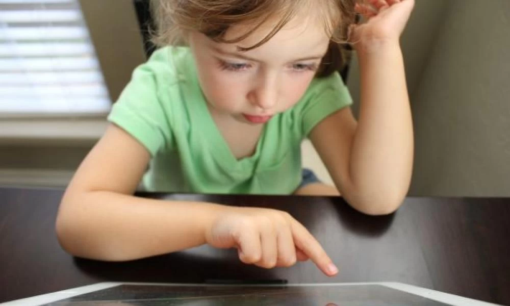 Κολλημένο στην οθόνη το παιδί σας; Τι πρέπει να προσέξετε